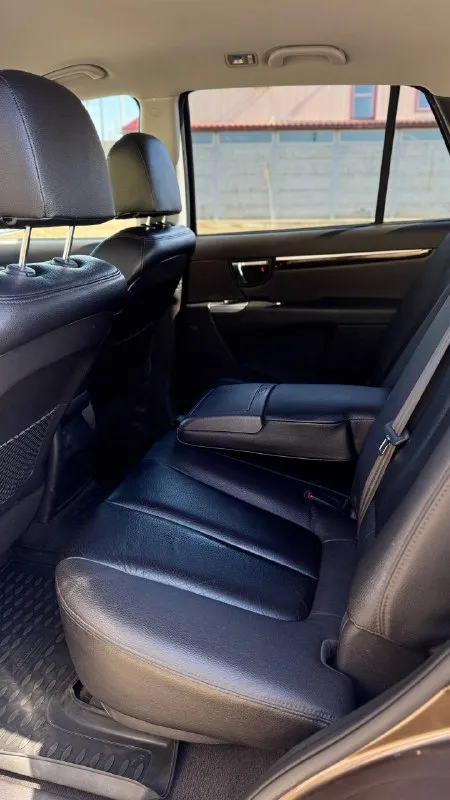 Тел. +79496447941 продам hyundai santa fe 2011г. в идеальном состоянии! по автомобилю делать ничего не надо!! готов ехать на любые проверки за ваш счёт! авто без дтп! автомобиль весь в родном окрасе!! можете приехать с толщиномером проверить! стёкла все заводские включая лобовое! птс оригинал два владельца по птс переоформление в мрэо комплектация двигатель 2.4 бензин пробег 220т родной! abs esp airbag без ключевой доступ запуск start stop круиз контроль бортовой компьютер камера заднего вида кожаный салон электропривод сидения помощь при спуске подогрев сидений подогрев зеркал parktronic датчик света датчик дождя электро слаживания зеркал двухзонный климат контроль 4 стеклоподъемника полный привод хорошая резина два ключа цена 1.220.000т. р очень срочно торг возможно продажа в кредит - фотография - 8