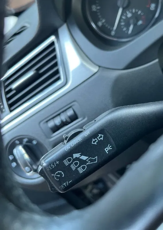 Skoda rapid без окрасов ! все стекла родные ! год 2015г кузов лифтбек мотор 1.6 бензиновый мрi (атмосферный) коробка механика 5ст. передний привод пробег 190.000 тыс. км (родной ) автотека зеленая 🧤 2 хозяин! комплектация климат контроль! подогрев сидений ! круиз контроль ! 4 эл. стеклоподъёмника ! бортовой компьютер ! обогрев заднего стекла! эл. зеркала с подогревом корректор фар! дхо! сигнализация ! би лэд в фарах! лэд птф! разъемы под aux usb! разъем 12v! магнитола bluetooth! мульти руль ! литые диски r15! 2 ключа ! ✅донецк. стоимость 950.000 торг!!! тел. +7 (949)5905326 - фотография - 5