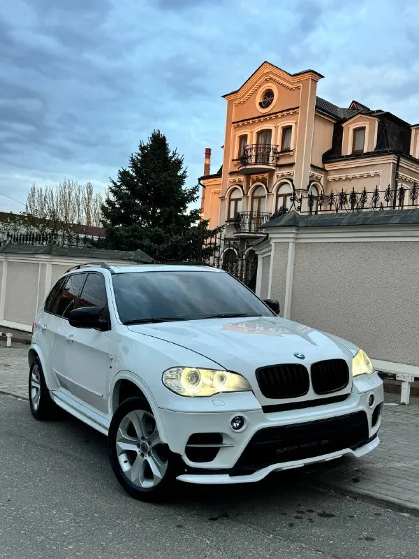 Продам живой bmw x5 e70рестайлинг 3.0 бензин твин турбо, работают безупречно коробка и ходовая часть отлично климат и прочая электроника все работает, ошибок нет смотреть в донецке обмен, могу помочь купить в кредит. цена авто 1.600.000 детальней звоните реально хороший х5 89493752075 📞 звоните: +7(949)3752075 - фотография - 1