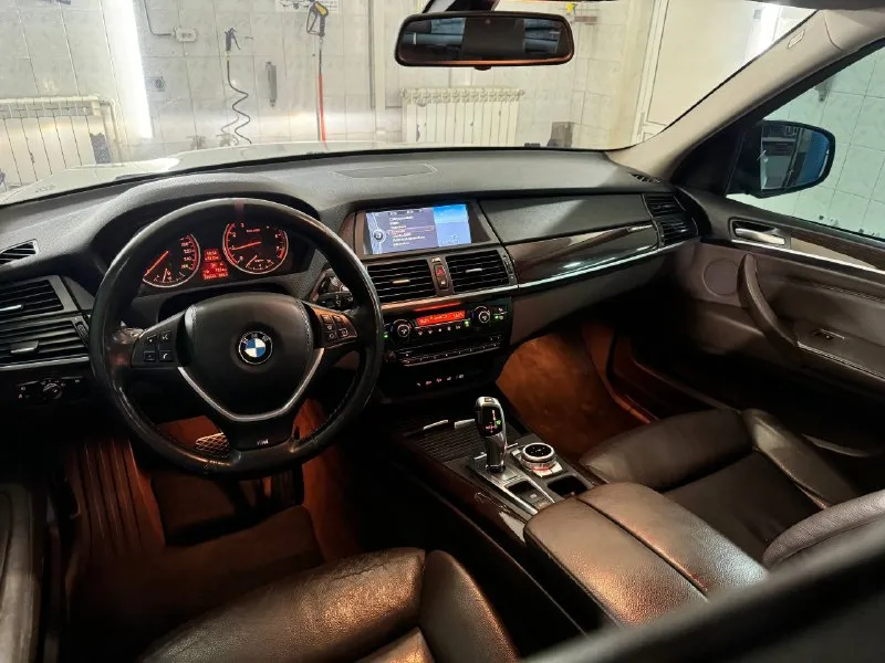 Продам живой bmw x5 e70рестайлинг 3.0 бензин твин турбо, работают безупречно коробка и ходовая часть отлично климат и прочая электроника все работает, ошибок нет смотреть в донецке обмен, могу помочь купить в кредит. цена авто 1.600.000 детальней звоните реально хороший х5 89493752075 📞 звоните: +7(949)3752075 - фотография - 4