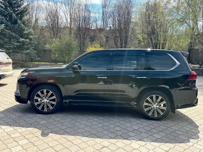 Продам lexus lx450d 2016 автомобиль безупречном состоянии, любые проверки, покупал для себя, очень понравился, продаю, просто хочется, что-то новое попробовать, не сравнить с крузаком, на порядок комфортнее обслужен мной две недели назад, масла фильтра, большего автомобиль не требует! машина сел и поехал в любое время и куда хочется. приятный расход для такой машина 13-15 литров дизеля в пред максимальной комплектации писать можно много кого интересует звоните, рассмотрю вариант обмена на авто с доплатой в обе стороны, или недвижимость в центре донецка за наличку разговаривать буду с реальным клиентом цена 6.8млн детальней 89494538040 📞 звоните: +7(949)4538040 - фотография - 4