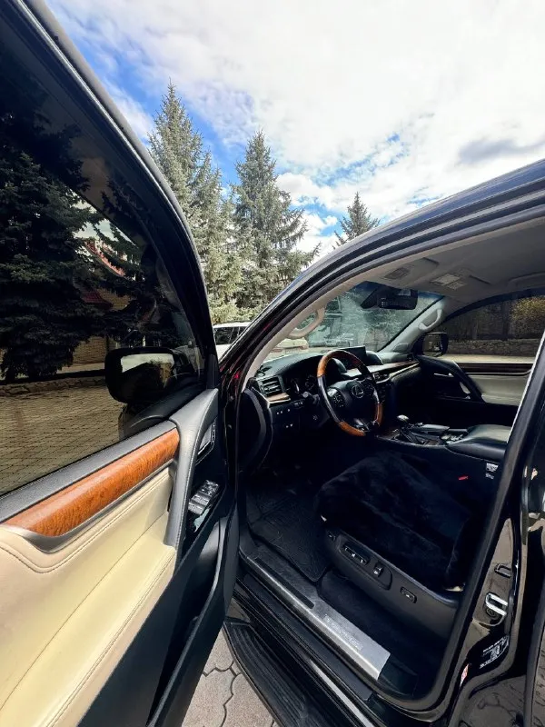 Продам lexus lx450d 2016 автомобиль безупречном состоянии, любые проверки, покупал для себя, очень понравился, продаю, просто хочется, что-то новое попробовать, не сравнить с крузаком, на порядок комфортнее обслужен мной две недели назад, масла фильтра, большего автомобиль не требует! машина сел и поехал в любое время и куда хочется. приятный расход для такой машина 13-15 литров дизеля в пред максимальной комплектации писать можно много кого интересует звоните, рассмотрю вариант обмена на авто с доплатой в обе стороны, или недвижимость в центре донецка за наличку разговаривать буду с реальным клиентом цена 6.8млн детальней 89494538040 📞 звоните: +7(949)4538040 - фотография - 5