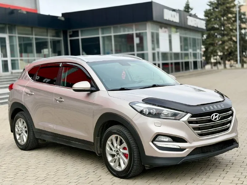 Hyundai tucson официал!! 2017г в эксплуатации, 2,0 бензин автомат автомобиль в очень хорошем состоянии! в максимальной комплектации! есть все для комфортного вождения!! салон кожа, подогрев сидений передних и задних, камера заднего вида, большой монитор, парктроники перед зад, климат-контроль, круиз - контроль, старт/стоп, без ключевой доступ, мульти руль, авто свет, датчик дождя, и многое другое…. автомобиль действительно очень хороший и ухоженный!!! два комплекта резины! с документами полный порядок!!!! переоформление в мрэо!! диагностическая карта есть! техосмотр не нужен!!! цена 1.860₽ цена на два дня!!! все вопросы по тел +79495722131 📲 tg: дмитрий 📞 звоните: +7(949)5722131 - фотография - 1