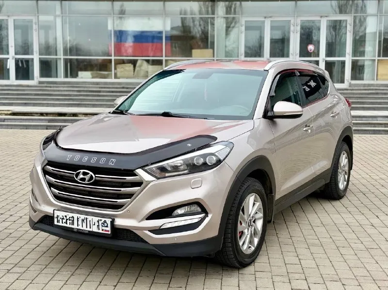 Hyundai tucson официал!! 2017г в эксплуатации, 2,0 бензин автомат автомобиль в очень хорошем состоянии! в максимальной комплектации! есть все для комфортного вождения!! салон кожа, подогрев сидений передних и задних, камера заднего вида, большой монитор, парктроники перед зад, климат-контроль, круиз - контроль, старт/стоп, без ключевой доступ, мульти руль, авто свет, датчик дождя, и многое другое…. автомобиль действительно очень хороший и ухоженный!!! два комплекта резины! с документами полный порядок!!!! переоформление в мрэо!! диагностическая карта есть! техосмотр не нужен!!! цена 1.860₽ цена на два дня!!! все вопросы по тел +79495722131 📲 tg: дмитрий 📞 звоните: +7(949)5722131 - фотография - 7