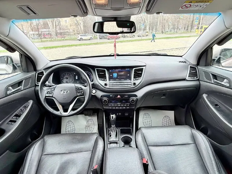 Hyundai tucson официал!! 2017г в эксплуатации, 2,0 бензин автомат автомобиль в очень хорошем состоянии! в максимальной комплектации! есть все для комфортного вождения!! салон кожа, подогрев сидений передних и задних, камера заднего вида, большой монитор, парктроники перед зад, климат-контроль, круиз - контроль, старт/стоп, без ключевой доступ, мульти руль, авто свет, датчик дождя, и многое другое…. автомобиль действительно очень хороший и ухоженный!!! два комплекта резины! с документами полный порядок!!!! переоформление в мрэо!! диагностическая карта есть! техосмотр не нужен!!! цена 1.860₽ цена на два дня!!! все вопросы по тел +79495722131 📲 tg: дмитрий 📞 звоните: +7(949)5722131 - фотография - 8