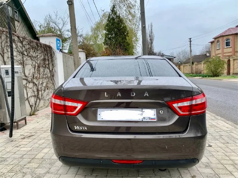 Здравствуйте, продам ваз vesta 2015г. состояние автомобиля близко к идеалу, технически автомобиль в отличном состоянии, двигатель откапитален после капиталки прошел 10т км. ходовая на твердую 5+ недавно заменили все что требовало внимания, коробка переключается плавно без хрустов, заменены все жидкости на новые, автомобиль полностью обслужен и не требует ни малейших вложений, богатая комплектация климат-контроль(заправлен холодит отлично), abs, esp, датчики дождя и света, электро усилитель руля, подогрев лобового стекла, заднего стекла, передних сидений, зеркал, задний парктроник, штатная мультимедиа с bt, установлен газ евро 4,установленные новые линзованые фары светит ночью как днем, старые фары отдам с машиной, по документам тоже полный порядок кузов оцинкован, нет ни единого намека на ржавчину. остекление все заводское. переоформление без проблем. 845000 тысяч рублей торг реальному покупателю у капота осмотр. г. харцызск связь: 📲 tg: bogdan v. 📞 звоните: +7(949)5213110 - фотография - 10
