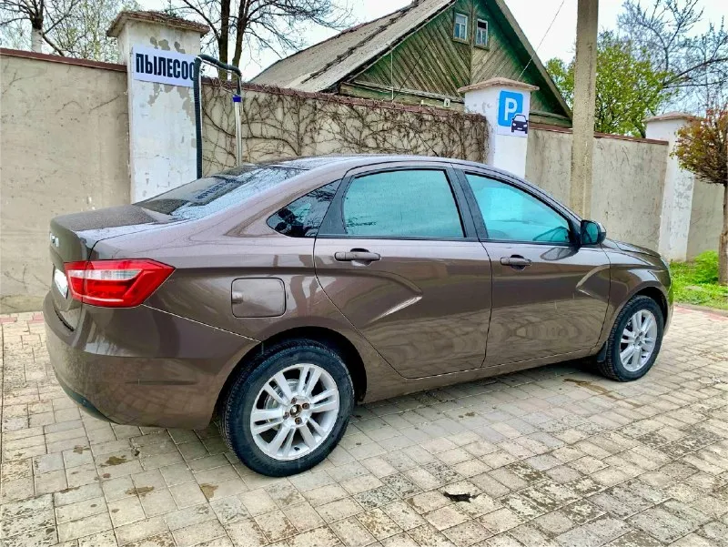 Здравствуйте, продам ваз vesta 2015г. состояние автомобиля близко к идеалу, технически автомобиль в отличном состоянии, двигатель откапитален после капиталки прошел 10т км. ходовая на твердую 5+ недавно заменили все что требовало внимания, коробка переключается плавно без хрустов, заменены все жидкости на новые, автомобиль полностью обслужен и не требует ни малейших вложений, богатая комплектация климат-контроль(заправлен холодит отлично), abs, esp, датчики дождя и света, электро усилитель руля, подогрев лобового стекла, заднего стекла, передних сидений, зеркал, задний парктроник, штатная мультимедиа с bt, установлен газ евро 4,установленные новые линзованые фары светит ночью как днем, старые фары отдам с машиной, по документам тоже полный порядок кузов оцинкован, нет ни единого намека на ржавчину. остекление все заводское. переоформление без проблем. 845000 тысяч рублей торг реальному покупателю у капота осмотр. г. харцызск связь: 📲 tg: bogdan v. 📞 звоните: +7(949)5213110 - фотография - 2