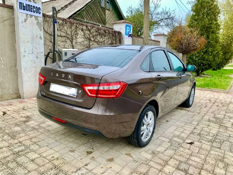 Здравствуйте, продам ваз vesta 2015г. состояние автомобиля близко к идеалу, технически автомобиль в отличном состоянии, двигатель откапитален после капиталки прошел 10т км. ходовая на твердую 5+ недавно заменили все что требовало внимания, коробка переключается плавно без хрустов, заменены все жидкости на новые, автомобиль полностью обслужен и не требует ни малейших вложений, богатая комплектация климат-контроль(заправлен холодит отлично), abs, esp, датчики дождя и света, электро усилитель руля, подогрев лобового стекла, заднего стекла, передних сидений, зеркал, задний парктроник, штатная мультимедиа с bt, установлен газ евро 4,установленные новые линзованые фары светит ночью как днем, старые фары отдам с машиной, по документам тоже полный порядок кузов оцинкован, нет ни единого намека на ржавчину. остекление все заводское. переоформление без проблем. 845000 тысяч рублей торг реальному покупателю у капота осмотр. г. харцызск связь: 📲 tg: bogdan v. 📞 звоните: +7(949)5213110 - фотография - 5
