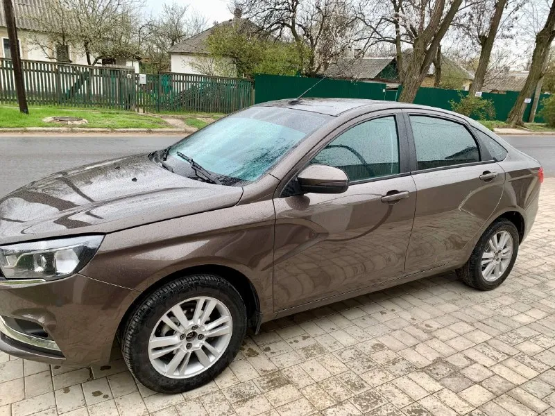 Здравствуйте, продам ваз vesta 2015г. состояние автомобиля близко к идеалу, технически автомобиль в отличном состоянии, двигатель откапитален после капиталки прошел 10т км. ходовая на твердую 5+ недавно заменили все что требовало внимания, коробка переключается плавно без хрустов, заменены все жидкости на новые, автомобиль полностью обслужен и не требует ни малейших вложений, богатая комплектация климат-контроль(заправлен холодит отлично), abs, esp, датчики дождя и света, электро усилитель руля, подогрев лобового стекла, заднего стекла, передних сидений, зеркал, задний парктроник, штатная мультимедиа с bt, установлен газ евро 4,установленные новые линзованые фары светит ночью как днем, старые фары отдам с машиной, по документам тоже полный порядок кузов оцинкован, нет ни единого намека на ржавчину. остекление все заводское. переоформление без проблем. 845000 тысяч рублей торг реальному покупателю у капота осмотр. г. харцызск связь: 📲 tg: bogdan v. 📞 звоните: +7(949)5213110 - фотография - 6