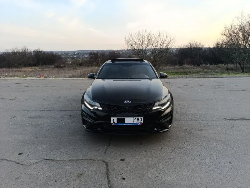 Продам автомобиль kia optima 2019 года. машина официальная, не пригон. комплектация: gt line кожаный салон, электропакет передних сидений, подсветка по контуру, обогрев всех сидений, руля, боковых зеркал, обдув передних сидений, 2-х зонный климат контроль, премиум музыка harman/kardon, датчики слепых зон, давления, дождя и света, auto hold, start/stop, бесключевой доступ, авто затемняющее стекло заднего вида, панорамная крыша, мультимедиа (android auto, apple carplay), камера 360°, авто парковка, круиз контроль, адаптивная led оптика. заводской обвес gt. диски r18. 2.4, автомат. 157.000 км родного пробега. цена: 1.700.000₽ тел: +7(949)-978-61-00 📲 tg: @ziko_lini 📞 звоните: +7(949)9786100 - фотография - 1