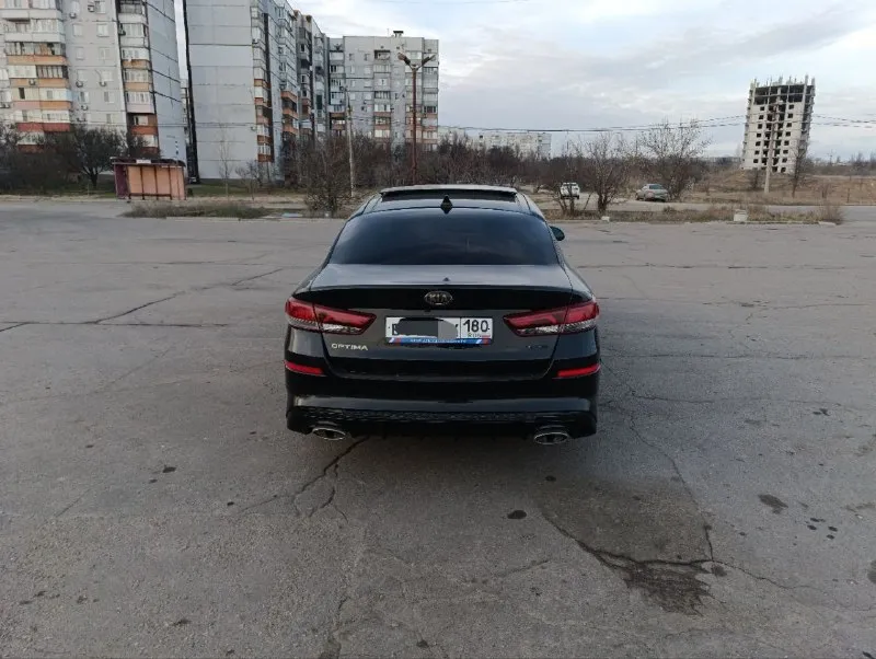 Продам автомобиль kia optima 2019 года. машина официальная, не пригон. комплектация: gt line кожаный салон, электропакет передних сидений, подсветка по контуру, обогрев всех сидений, руля, боковых зеркал, обдув передних сидений, 2-х зонный климат контроль, премиум музыка harman/kardon, датчики слепых зон, давления, дождя и света, auto hold, start/stop, бесключевой доступ, авто затемняющее стекло заднего вида, панорамная крыша, мультимедиа (android auto, apple carplay), камера 360°, авто парковка, круиз контроль, адаптивная led оптика. заводской обвес gt. диски r18. 2.4, автомат. 157.000 км родного пробега. цена: 1.700.000₽ тел: +7(949)-978-61-00 📲 tg: @ziko_lini 📞 звоните: +7(949)9786100 - фотография - 4