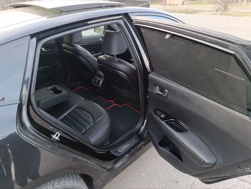 Продам автомобиль kia optima 2019 года. машина официальная, не пригон. комплектация: gt line кожаный салон, электропакет передних сидений, подсветка по контуру, обогрев всех сидений, руля, боковых зеркал, обдув передних сидений, 2-х зонный климат контроль, премиум музыка harman/kardon, датчики слепых зон, давления, дождя и света, auto hold, start/stop, бесключевой доступ, авто затемняющее стекло заднего вида, панорамная крыша, мультимедиа (android auto, apple carplay), камера 360°, авто парковка, круиз контроль, адаптивная led оптика. заводской обвес gt. диски r18. 2.4, автомат. 157.000 км родного пробега. цена: 1.700.000₽ тел: +7(949)-978-61-00 📲 tg: @ziko_lini 📞 звоните: +7(949)9786100 - фотография - 6