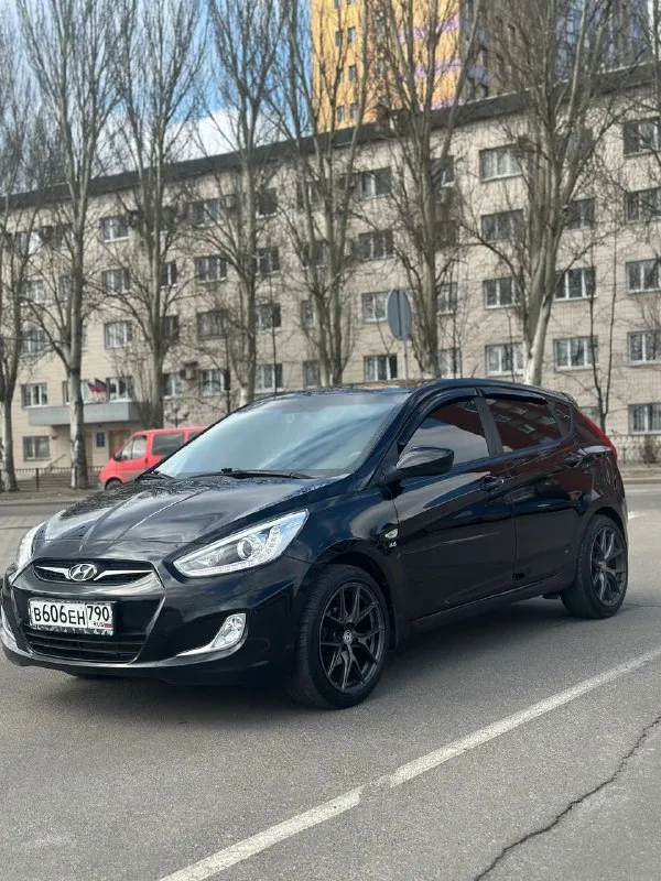 Продам хундай солярис 2013 год, куплена в 2014 техосмотр пройден машина в идеальном состоянии 1.6 автомат родной пробег 200 000 тыс автотека подтверждает 2 хозяина за все время, последний хозяин владел 8 лет два ключа родной пробег 100% трассовый хорошая автотека, могу скинуть машина без дтп не один болтик не крутился кузов в идеале без царапин, жучков, сделана профессиональная полировка кузова нанесением воска, смотрится очень красиво двигатель без задиров работает идеально, коробка работают идеально во всех режимах ходовка без единого звука идеальная дно как новое делать абсолютно нечего не нужно по авто комплектация максимальная, фары с ресничками, кондиционер работает,4 стеклоподъемника, мультируль, электрорегулировка зеркал, подогревы сидений, видеоригистратор, два ключа сигнализация с автозапуском, дорогая музыка с монитором стоит, акустика пушка играет отлично, камера заднего вида, приборка обновленная и т. д красивые 17 диски оригинал на хорошей резины, плюсом отдам 15 диски с зимней резиной шипованной, уверен кто первый приедет тот и заберет могу отправить больше фото и видео автотеку тоже могу скинуть, чтобы не тратились осмотр донецк цена 880 000 торг +79495021117 - фотография - 1