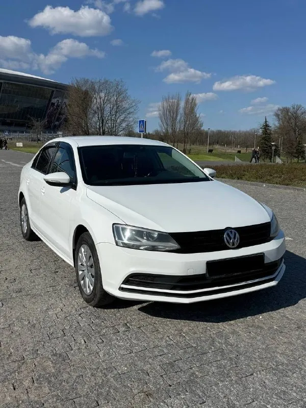 Продам volkswagen jetta 6 2016 года в идеальном состоянии, в заводском окрасе без единого дтп🔥 двигатель 1.6 атмосферный в паре с механической коробкой передач. оригинальный пробег 214 тысяч км🔥(любые проверки) автомобиль диллерский,2 хозяина за все время. обслуживался вовремя, никаких нареканий по автомобилю нету. двигатель ни грамма масла не берет, не дымит, не троит. коробка не шумит, передачи не выбивает. салон в около идеальном состоянии. по ходовой части без нареканий, ничего не стучит не гремит. любые проверки на любом сто за ваш счет. за машину не стыдно. в автомобиле есть все для комфортной езды:кондиционер(заправлен, дует очень хорошо), подогревы сидений, подогрев заднего стекла и боковых зеркал,4 электро стеклоподьемника, сигнализация с автозапуском, камера заднего вида. машиной будете довольны, абсолютно без вложений. осмотр в городе донецк. цена: 1.05🍋(торг у капота) +79493316315 максим(тг на этом же номере) - фотография - 2