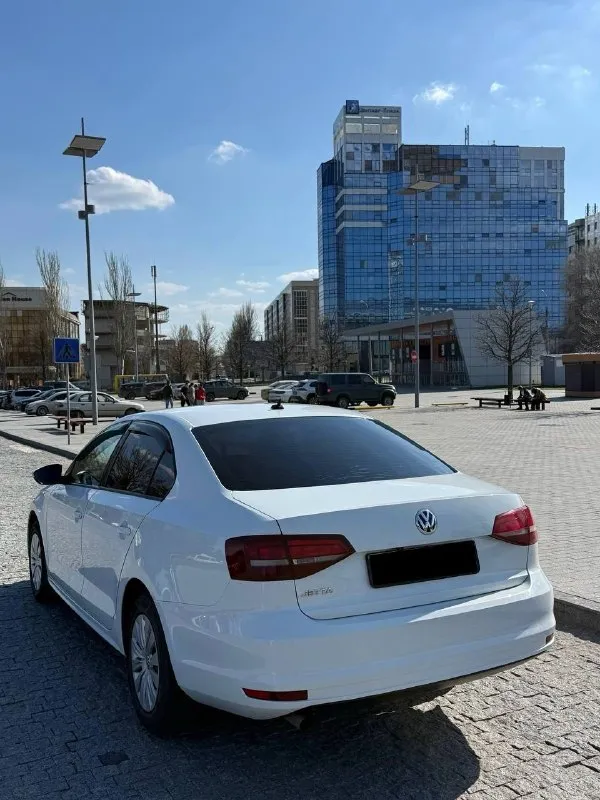 Продам volkswagen jetta 6 2016 года в идеальном состоянии, в заводском окрасе без единого дтп🔥 двигатель 1.6 атмосферный в паре с механической коробкой передач. оригинальный пробег 214 тысяч км🔥(любые проверки) автомобиль диллерский,2 хозяина за все время. обслуживался вовремя, никаких нареканий по автомобилю нету. двигатель ни грамма масла не берет, не дымит, не троит. коробка не шумит, передачи не выбивает. салон в около идеальном состоянии. по ходовой части без нареканий, ничего не стучит не гремит. любые проверки на любом сто за ваш счет. за машину не стыдно. в автомобиле есть все для комфортной езды:кондиционер(заправлен, дует очень хорошо), подогревы сидений, подогрев заднего стекла и боковых зеркал,4 электро стеклоподьемника, сигнализация с автозапуском, камера заднего вида. машиной будете довольны, абсолютно без вложений. осмотр в городе донецк. цена: 1.05🍋(торг у капота) +79493316315 максим(тг на этом же номере) - фотография - 3
