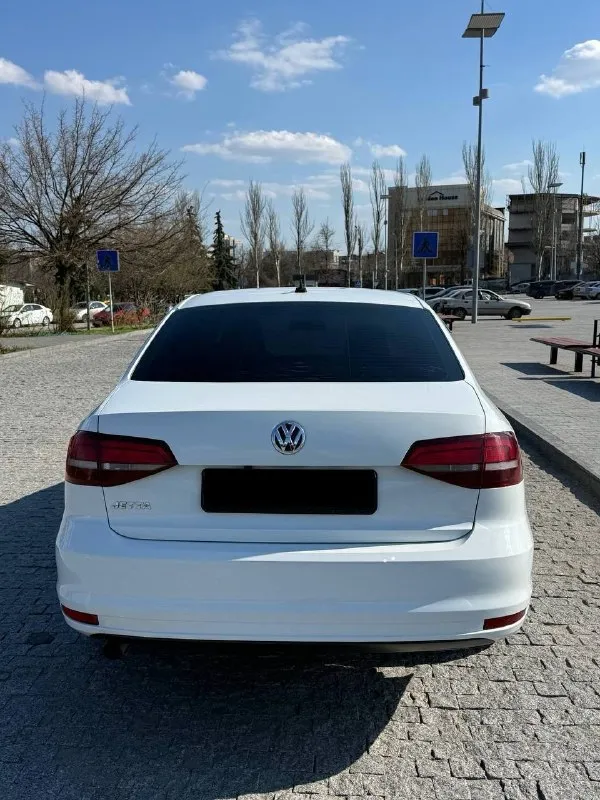 Продам volkswagen jetta 6 2016 года в идеальном состоянии, в заводском окрасе без единого дтп🔥 двигатель 1.6 атмосферный в паре с механической коробкой передач. оригинальный пробег 214 тысяч км🔥(любые проверки) автомобиль диллерский,2 хозяина за все время. обслуживался вовремя, никаких нареканий по автомобилю нету. двигатель ни грамма масла не берет, не дымит, не троит. коробка не шумит, передачи не выбивает. салон в около идеальном состоянии. по ходовой части без нареканий, ничего не стучит не гремит. любые проверки на любом сто за ваш счет. за машину не стыдно. в автомобиле есть все для комфортной езды:кондиционер(заправлен, дует очень хорошо), подогревы сидений, подогрев заднего стекла и боковых зеркал,4 электро стеклоподьемника, сигнализация с автозапуском, камера заднего вида. машиной будете довольны, абсолютно без вложений. осмотр в городе донецк. цена: 1.05🍋(торг у капота) +79493316315 максим(тг на этом же номере) - фотография - 4