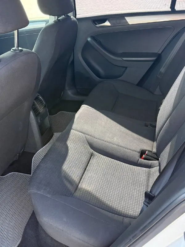 Продам volkswagen jetta 6 2016 года в идеальном состоянии, в заводском окрасе без единого дтп🔥 двигатель 1.6 атмосферный в паре с механической коробкой передач. оригинальный пробег 214 тысяч км🔥(любые проверки) автомобиль диллерский,2 хозяина за все время. обслуживался вовремя, никаких нареканий по автомобилю нету. двигатель ни грамма масла не берет, не дымит, не троит. коробка не шумит, передачи не выбивает. салон в около идеальном состоянии. по ходовой части без нареканий, ничего не стучит не гремит. любые проверки на любом сто за ваш счет. за машину не стыдно. в автомобиле есть все для комфортной езды:кондиционер(заправлен, дует очень хорошо), подогревы сидений, подогрев заднего стекла и боковых зеркал,4 электро стеклоподьемника, сигнализация с автозапуском, камера заднего вида. машиной будете довольны, абсолютно без вложений. осмотр в городе донецк. цена: 1.05🍋(торг у капота) +79493316315 максим(тг на этом же номере) - фотография - 6