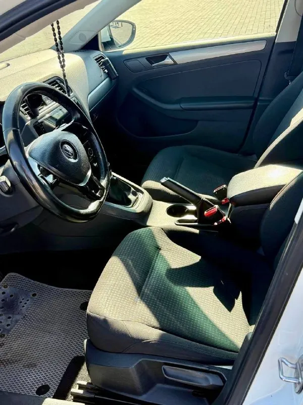Продам volkswagen jetta 6 2016 года в идеальном состоянии, в заводском окрасе без единого дтп🔥 двигатель 1.6 атмосферный в паре с механической коробкой передач. оригинальный пробег 214 тысяч км🔥(любые проверки) автомобиль диллерский,2 хозяина за все время. обслуживался вовремя, никаких нареканий по автомобилю нету. двигатель ни грамма масла не берет, не дымит, не троит. коробка не шумит, передачи не выбивает. салон в около идеальном состоянии. по ходовой части без нареканий, ничего не стучит не гремит. любые проверки на любом сто за ваш счет. за машину не стыдно. в автомобиле есть все для комфортной езды:кондиционер(заправлен, дует очень хорошо), подогревы сидений, подогрев заднего стекла и боковых зеркал,4 электро стеклоподьемника, сигнализация с автозапуском, камера заднего вида. машиной будете довольны, абсолютно без вложений. осмотр в городе донецк. цена: 1.05🍋(торг у капота) +79493316315 максим(тг на этом же номере) - фотография - 7