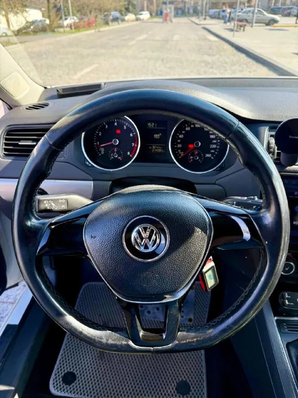Продам volkswagen jetta 6 2016 года в идеальном состоянии, в заводском окрасе без единого дтп🔥 двигатель 1.6 атмосферный в паре с механической коробкой передач. оригинальный пробег 214 тысяч км🔥(любые проверки) автомобиль диллерский,2 хозяина за все время. обслуживался вовремя, никаких нареканий по автомобилю нету. двигатель ни грамма масла не берет, не дымит, не троит. коробка не шумит, передачи не выбивает. салон в около идеальном состоянии. по ходовой части без нареканий, ничего не стучит не гремит. любые проверки на любом сто за ваш счет. за машину не стыдно. в автомобиле есть все для комфортной езды:кондиционер(заправлен, дует очень хорошо), подогревы сидений, подогрев заднего стекла и боковых зеркал,4 электро стеклоподьемника, сигнализация с автозапуском, камера заднего вида. машиной будете довольны, абсолютно без вложений. осмотр в городе донецк. цена: 1.05🍋(торг у капота) +79493316315 максим(тг на этом же номере) - фотография - 8
