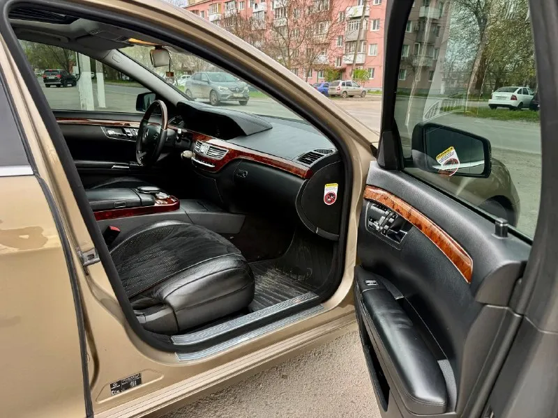 ✅автомобиль mercedes s-class в 221 кузове ✅год выпуска 2007 ✅объем двигателя 3.0л турбо ✅пробег авто 412.000т ✅состояние кузова очень хорошее для своих лет, есть жизненные косячки не чего глобального. по технической части все отлично делать нечего не нужно, двигатель коробка и ходовая на отлично без вложений, по электрике также все что должно работать работает более подробнее расскажу по телефону. стоят хорошие колеса r20 радиус, резина свежая в хорошем состоянии. по документам все кристально чисто я собственник. ✅так же интересует обмен рассмотрю варианты. ✅все остальные вопросы по телефону. ✅реальному покупателю будет торг возле капота. ✅осмотрю авто донецк-макеевка ✅тел для связи:+79526004203 (макс-телеграмм) ✅цена авто: 1.370.000₽ 📞 звоните: +7(952)6004203 - фотография - 7