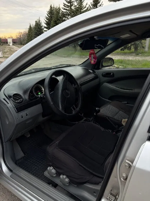Продам chevrolet лачетти 2007г
1.4 16V, механика.
Пробег 138к.
Авто в отличном состоянии на полном ходу.
Гур, абс, передние стеклоподъёмники, 2din магнитола, ухоженный салон!
Вместительный багажник.
Кузов целый но есть моменты по лкп.
Титановые диски с летней резиной.
Переоформление в мрэо, город горловка.
Цена 470 ₽ торг
+79493658942
📲 Tg: @max_180rus
📞 Звоните: +7(949)3658942 - фотография - 4