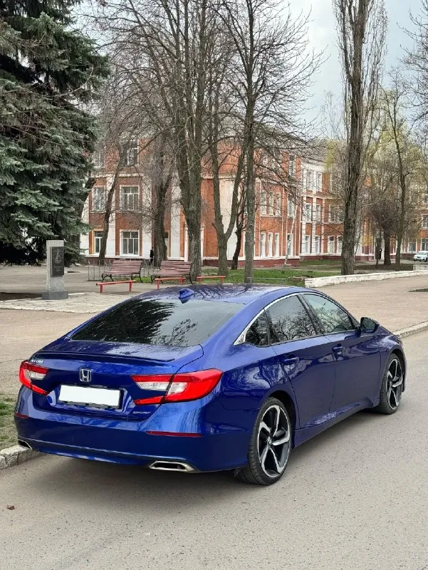 Продам honda accord 10. 2018 год выпуска. 1.5т 192 л. с. авто в отличном состоянии как по салону так и внешне. koмфoртный, бoльшой, уютный автомобиль. по технической части все отлично, двигатель не дымит, работает ровно, без ошибок. подвеска без единого звука. авто обслужен! комплектация sport: - черный потолок - черный комбинированный салон - колеса r19 - спойлер - диодные фары и противотуманки - адаптивный круиз контроль - удержание в полосе с подруливанием - система контроля дистанции - 2-х зонный климат-контроль - обогрев лобового стекла и зоны дворников - обогрев заднего стекла и боковых зеркал - электронный ручник - арple cаrplаy и android аutо - камера заднего вида - два ключа (с заводским автозапуском) - и т. д. любые проверки. с документами все в порядке, любое переоформление. возможна продажа в кредит. г. стаханов цена: 2.050.000 р. +7(959)156-83-43 📞 звоните: +7(959)1568343 - фотография - 5