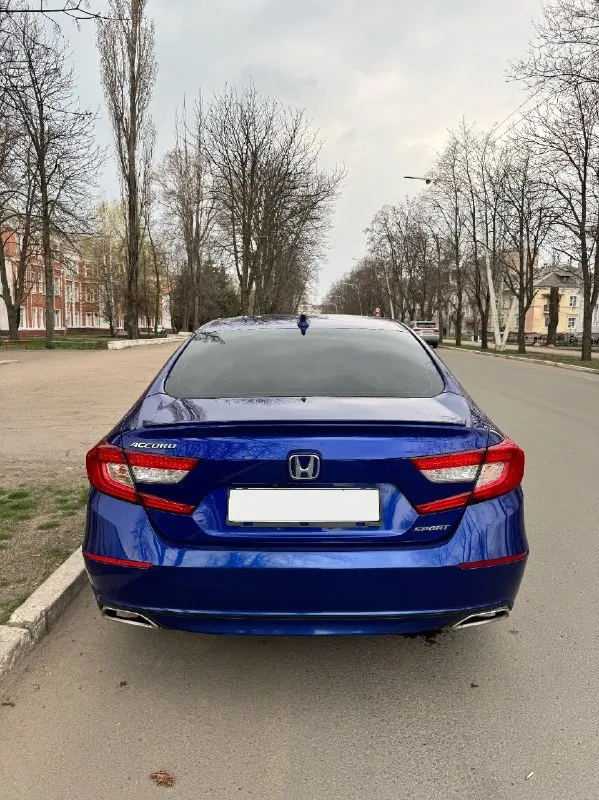 Продам honda accord 10. 2018 год выпуска. 1.5т 192 л. с. авто в отличном состоянии как по салону так и внешне. koмфoртный, бoльшой, уютный автомобиль. по технической части все отлично, двигатель не дымит, работает ровно, без ошибок. подвеска без единого звука. авто обслужен! комплектация sport: - черный потолок - черный комбинированный салон - колеса r19 - спойлер - диодные фары и противотуманки - адаптивный круиз контроль - удержание в полосе с подруливанием - система контроля дистанции - 2-х зонный климат-контроль - обогрев лобового стекла и зоны дворников - обогрев заднего стекла и боковых зеркал - электронный ручник - арple cаrplаy и android аutо - камера заднего вида - два ключа (с заводским автозапуском) - и т. д. любые проверки. с документами все в порядке, любое переоформление. возможна продажа в кредит. г. стаханов цена: 2.050.000 р. +7(959)156-83-43 📞 звоните: +7(959)1568343 - фотография - 6