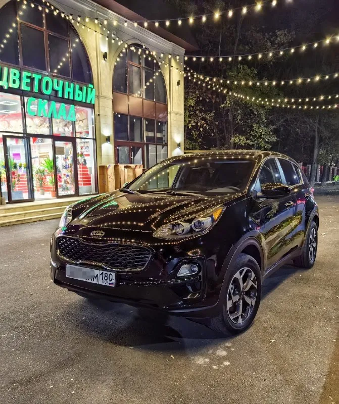 Продам kia спортейдж 4, с бензиновым двигателем 2,4. год 2020. пробег родной, реальный 63 300 км, не скрученный. полный привод. родное лобовое стекло. кузов, пластик, хром в идеальном состоянии. насыщенный богатый чёрный цвет. я единственный владелец по птс, владею 3 года. машинка с америки ( там был вандализм). в семье это не единственная машина поэтому эксплуатировалась мало и аккуратно. за машиной постоянно ухаживали, замена масла каждые 7 тыс. км. двигатель мощный, 184 л. с. коробка без пинков. салон в отличном состоянии. есть всё для комфортной езды. стоит новая летняя резина. если интересует отличная, надёжная, мощная машина, приезжайте забирайте. за машину не стыдно. любые проверки за ваш счёт. в подарок новому владельцу-полис осаго. цена 2 500 000₽ +79493365417 харцызск 📞 звоните: +7(949)3365417 - фотография - 1