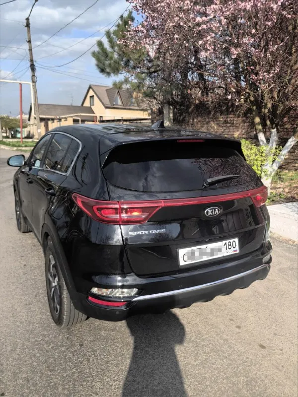 Продам kia спортейдж 4, с бензиновым двигателем 2,4. год 2020. пробег родной, реальный 63 300 км, не скрученный. полный привод. родное лобовое стекло. кузов, пластик, хром в идеальном состоянии. насыщенный богатый чёрный цвет. я единственный владелец по птс, владею 3 года. машинка с америки ( там был вандализм). в семье это не единственная машина поэтому эксплуатировалась мало и аккуратно. за машиной постоянно ухаживали, замена масла каждые 7 тыс. км. двигатель мощный, 184 л. с. коробка без пинков. салон в отличном состоянии. есть всё для комфортной езды. стоит новая летняя резина. если интересует отличная, надёжная, мощная машина, приезжайте забирайте. за машину не стыдно. любые проверки за ваш счёт. в подарок новому владельцу-полис осаго. цена 2 500 000₽ +79493365417 харцызск 📞 звоните: +7(949)3365417 - фотография - 2