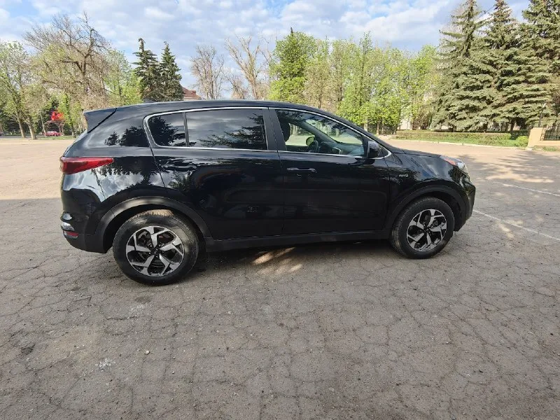 Продам kia спортейдж 4, с бензиновым двигателем 2,4. год 2020. пробег родной, реальный 63 300 км, не скрученный. полный привод. родное лобовое стекло. кузов, пластик, хром в идеальном состоянии. насыщенный богатый чёрный цвет. я единственный владелец по птс, владею 3 года. машинка с америки ( там был вандализм). в семье это не единственная машина поэтому эксплуатировалась мало и аккуратно. за машиной постоянно ухаживали, замена масла каждые 7 тыс. км. двигатель мощный, 184 л. с. коробка без пинков. салон в отличном состоянии. есть всё для комфортной езды. стоит новая летняя резина. если интересует отличная, надёжная, мощная машина, приезжайте забирайте. за машину не стыдно. любые проверки за ваш счёт. в подарок новому владельцу-полис осаго. цена 2 500 000₽ +79493365417 харцызск 📞 звоните: +7(949)3365417 - фотография - 3