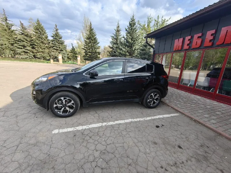 Продам kia спортейдж 4, с бензиновым двигателем 2,4. год 2020. пробег родной, реальный 63 300 км, не скрученный. полный привод. родное лобовое стекло. кузов, пластик, хром в идеальном состоянии. насыщенный богатый чёрный цвет. я единственный владелец по птс, владею 3 года. машинка с америки ( там был вандализм). в семье это не единственная машина поэтому эксплуатировалась мало и аккуратно. за машиной постоянно ухаживали, замена масла каждые 7 тыс. км. двигатель мощный, 184 л. с. коробка без пинков. салон в отличном состоянии. есть всё для комфортной езды. стоит новая летняя резина. если интересует отличная, надёжная, мощная машина, приезжайте забирайте. за машину не стыдно. любые проверки за ваш счёт. в подарок новому владельцу-полис осаго. цена 2 500 000₽ +79493365417 харцызск 📞 звоните: +7(949)3365417 - фотография - 4