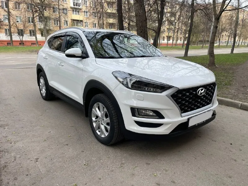 Hyundai tucson 2018г цена 1.960.000 торг 2.0i 150л. с. привод fwd автомат (aisin 6ст) пробег 92 тыс один хозяин автомобиль куплен и обслуживается у официального дилера. сервисная книжка со всеми отметками хорошая комплектация ✅полноцветный дисплей ✅салон кожа ✅круиз контроль ✅apple carplay ✅светодиодные фары ✅рейлинги на крыше ✅обогрев сидений ✅2х зонный климат ✅датчики дождя и света ✅колеса r17 - фотография - 1