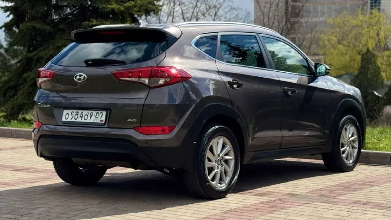 Hyundai tucson 2017год. купленный в 2018 году двигатель 2.0 бензин коробка автомат пробег 153тыс. км родной один хозяин за все время эксплуатации автомобиль в отличном состоянии, без дтп, кузов в заводском окрасе ! родной пробег, авто обслужен от и до, вложения не требует не какого от слова совсем ! комплектация электропривод зеркал полный привод помощь при спуске круизконтроль мультируль без ключевой доступ запуск старт stop камера заднего вида климат контроль двух зоны подогрев сидений подогрев зеркал подогрев дворников антибликовое зеркало датчик света датчик дождя два ключа abs esp airbag бортовой компьютер четыре стеклоподъемника с документами все в полном порядке, продажа с полным переоформлением в гаи г. донецк цена 1.820тыс. ₽ звоните остальное по +79496447942 возможно продажа в кредит 📲 tg: @artur_dadunia 📞 звоните: +7(949)6447942 - фотография - 4