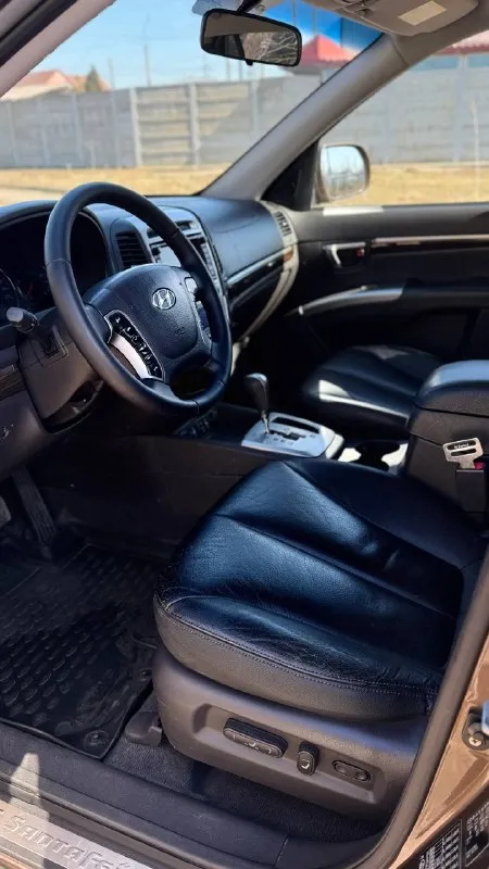 Тел. +79496447941 продам hyundai santa fe 2011г. в идеальном состоянии! по автомобилю делать ничего не надо!! готов ехать на любые проверки за ваш счёт! авто без дтп! автомобиль весь в родном окрасе!! можете приехать с толщиномером проверить! стёкла все заводские включая лобовое! птс оригинал два владельца по птс переоформление в мрэо комплектация двигатель 2.4 бензин пробег 220т родной! abs esp airbag без ключевой доступ запуск start stop круиз контроль бортовой компьютер камера заднего вида кожаный салон электропривод сидения помощь при спуске подогрев сидений подогрев зеркал parktronic датчик света датчик дождя электро слаживания зеркал двухзонный климат контроль 4 стеклоподъемника полный привод хорошая резина два ключа цена 1.220.000т. р очень срочно торг возможно продажа в кредит 📲 tg: @artur_dadunia 📞 звоните: +7(949)6447941 - фотография - 7