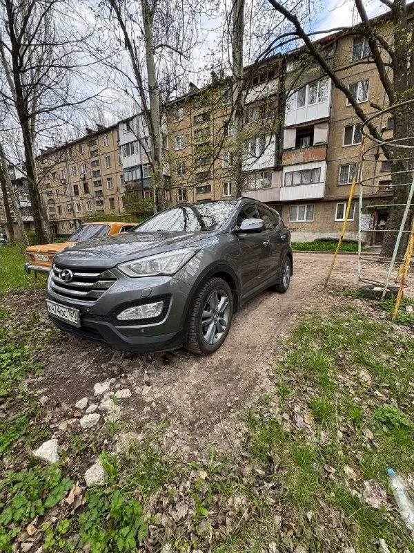 Hyundai santa fe двигатель: 2.4 бензин. коробка: автомат год выпуска: 2013г пробег: 178т. км. привод: полный. hyundai santa fe, в красивом сером цвете, с полным приводом и высоким клиренсом. надёжный корейский паркетник, при этом недорогой в обслуживании. отличный вариант по соотношению цена-качество. просторный салон, огромный багажник. идеальный авто для города и семьи. машина в отличном состоянии, вложений не требует. покупали через услугу платный автоподбор, компанию из краснодара. авто все время было в одних руках, я второй владелец авто. очень бережная эксплуатация, поездки в основном отвезти детей на учебу и работа-дом. авто в максимальной комплектации: память сидений, безключевой доступ, кожа, люк, электронный ручник, подогревы зеркал, окон, всех сидений и т. д. всего не перечислишь. красивые оригинальные диски r19. вообщем, все для комфорта. вторая машина в семье, продаем в связи с покупкой недвижимости. осмотр: г. донецк. цена: 1.9 млн. тел: +79493490400 +79185872385 (viber telegram whatsapp) - фотография - 1