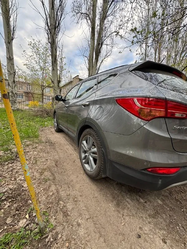 Hyundai santa fe двигатель: 2.4 бензин. коробка: автомат год выпуска: 2013г пробег: 178т. км. привод: полный. hyundai santa fe, в красивом сером цвете, с полным приводом и высоким клиренсом. надёжный корейский паркетник, при этом недорогой в обслуживании. отличный вариант по соотношению цена-качество. просторный салон, огромный багажник. идеальный авто для города и семьи. машина в отличном состоянии, вложений не требует. покупали через услугу платный автоподбор, компанию из краснодара. авто все время было в одних руках, я второй владелец авто. очень бережная эксплуатация, поездки в основном отвезти детей на учебу и работа-дом. авто в максимальной комплектации: память сидений, безключевой доступ, кожа, люк, электронный ручник, подогревы зеркал, окон, всех сидений и т. д. всего не перечислишь. красивые оригинальные диски r19. вообщем, все для комфорта. вторая машина в семье, продаем в связи с покупкой недвижимости. осмотр: г. донецк. цена: 1.9 млн. тел: +79493490400 +79185872385 (viber telegram whatsapp) - фотография - 2