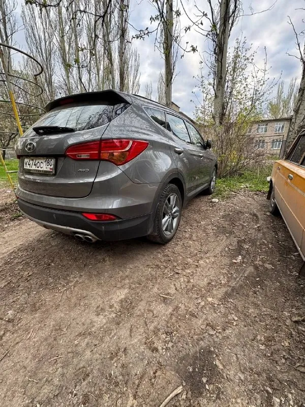Hyundai santa fe двигатель: 2.4 бензин. коробка: автомат год выпуска: 2013г пробег: 178т. км. привод: полный. hyundai santa fe, в красивом сером цвете, с полным приводом и высоким клиренсом. надёжный корейский паркетник, при этом недорогой в обслуживании. отличный вариант по соотношению цена-качество. просторный салон, огромный багажник. идеальный авто для города и семьи. машина в отличном состоянии, вложений не требует. покупали через услугу платный автоподбор, компанию из краснодара. авто все время было в одних руках, я второй владелец авто. очень бережная эксплуатация, поездки в основном отвезти детей на учебу и работа-дом. авто в максимальной комплектации: память сидений, безключевой доступ, кожа, люк, электронный ручник, подогревы зеркал, окон, всех сидений и т. д. всего не перечислишь. красивые оригинальные диски r19. вообщем, все для комфорта. вторая машина в семье, продаем в связи с покупкой недвижимости. осмотр: г. донецк. цена: 1.9 млн. тел: +79493490400 +79185872385 (viber telegram whatsapp) - фотография - 3