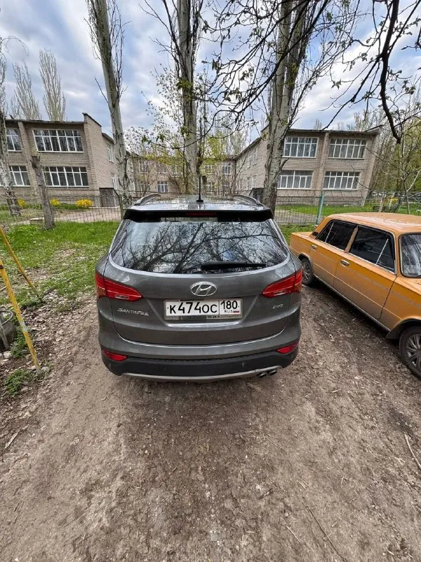 Hyundai santa fe двигатель: 2.4 бензин. коробка: автомат год выпуска: 2013г пробег: 178т. км. привод: полный. hyundai santa fe, в красивом сером цвете, с полным приводом и высоким клиренсом. надёжный корейский паркетник, при этом недорогой в обслуживании. отличный вариант по соотношению цена-качество. просторный салон, огромный багажник. идеальный авто для города и семьи. машина в отличном состоянии, вложений не требует. покупали через услугу платный автоподбор, компанию из краснодара. авто все время было в одних руках, я второй владелец авто. очень бережная эксплуатация, поездки в основном отвезти детей на учебу и работа-дом. авто в максимальной комплектации: память сидений, безключевой доступ, кожа, люк, электронный ручник, подогревы зеркал, окон, всех сидений и т. д. всего не перечислишь. красивые оригинальные диски r19. вообщем, все для комфорта. вторая машина в семье, продаем в связи с покупкой недвижимости. осмотр: г. донецк. цена: 1.9 млн. тел: +79493490400 +79185872385 (viber telegram whatsapp) - фотография - 4
