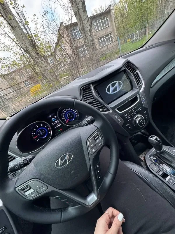 Hyundai santa fe двигатель: 2.4 бензин. коробка: автомат год выпуска: 2013г пробег: 178т. км. привод: полный. hyundai santa fe, в красивом сером цвете, с полным приводом и высоким клиренсом. надёжный корейский паркетник, при этом недорогой в обслуживании. отличный вариант по соотношению цена-качество. просторный салон, огромный багажник. идеальный авто для города и семьи. машина в отличном состоянии, вложений не требует. покупали через услугу платный автоподбор, компанию из краснодара. авто все время было в одних руках, я второй владелец авто. очень бережная эксплуатация, поездки в основном отвезти детей на учебу и работа-дом. авто в максимальной комплектации: память сидений, безключевой доступ, кожа, люк, электронный ручник, подогревы зеркал, окон, всех сидений и т. д. всего не перечислишь. красивые оригинальные диски r19. вообщем, все для комфорта. вторая машина в семье, продаем в связи с покупкой недвижимости. осмотр: г. донецк. цена: 1.9 млн. тел: +79493490400 +79185872385 (viber telegram whatsapp) - фотография - 5