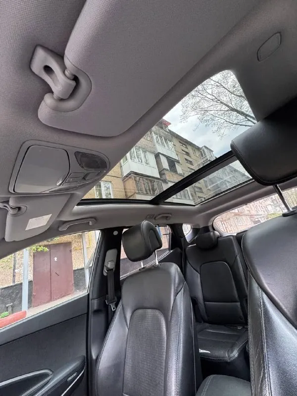 Hyundai santa fe двигатель: 2.4 бензин. коробка: автомат год выпуска: 2013г пробег: 178т. км. привод: полный. hyundai santa fe, в красивом сером цвете, с полным приводом и высоким клиренсом. надёжный корейский паркетник, при этом недорогой в обслуживании. отличный вариант по соотношению цена-качество. просторный салон, огромный багажник. идеальный авто для города и семьи. машина в отличном состоянии, вложений не требует. покупали через услугу платный автоподбор, компанию из краснодара. авто все время было в одних руках, я второй владелец авто. очень бережная эксплуатация, поездки в основном отвезти детей на учебу и работа-дом. авто в максимальной комплектации: память сидений, безключевой доступ, кожа, люк, электронный ручник, подогревы зеркал, окон, всех сидений и т. д. всего не перечислишь. красивые оригинальные диски r19. вообщем, все для комфорта. вторая машина в семье, продаем в связи с покупкой недвижимости. осмотр: г. донецк. цена: 1.9 млн. тел: +79493490400 +79185872385 (viber telegram whatsapp) - фотография - 6
