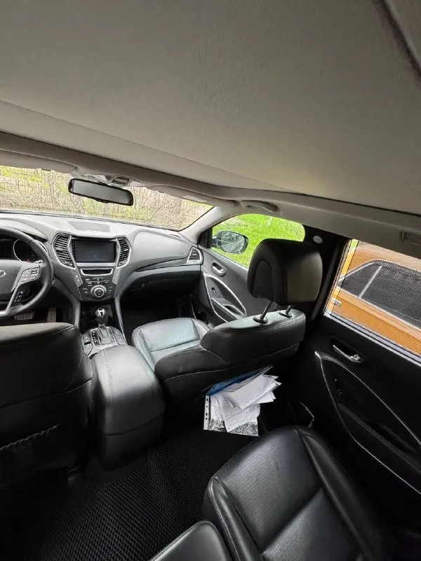 Hyundai santa fe двигатель: 2.4 бензин. коробка: автомат год выпуска: 2013г пробег: 178т. км. привод: полный. hyundai santa fe, в красивом сером цвете, с полным приводом и высоким клиренсом. надёжный корейский паркетник, при этом недорогой в обслуживании. отличный вариант по соотношению цена-качество. просторный салон, огромный багажник. идеальный авто для города и семьи. машина в отличном состоянии, вложений не требует. покупали через услугу платный автоподбор, компанию из краснодара. авто все время было в одних руках, я второй владелец авто. очень бережная эксплуатация, поездки в основном отвезти детей на учебу и работа-дом. авто в максимальной комплектации: память сидений, безключевой доступ, кожа, люк, электронный ручник, подогревы зеркал, окон, всех сидений и т. д. всего не перечислишь. красивые оригинальные диски r19. вообщем, все для комфорта. вторая машина в семье, продаем в связи с покупкой недвижимости. осмотр: г. донецк. цена: 1.9 млн. тел: +79493490400 +79185872385 (viber telegram whatsapp) - фотография - 7