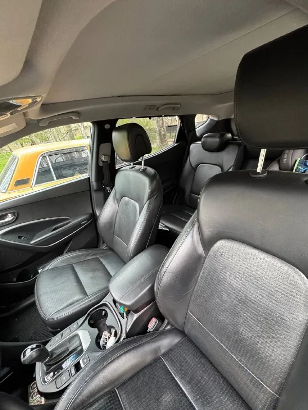 Hyundai santa fe двигатель: 2.4 бензин. коробка: автомат год выпуска: 2013г пробег: 178т. км. привод: полный. hyundai santa fe, в красивом сером цвете, с полным приводом и высоким клиренсом. надёжный корейский паркетник, при этом недорогой в обслуживании. отличный вариант по соотношению цена-качество. просторный салон, огромный багажник. идеальный авто для города и семьи. машина в отличном состоянии, вложений не требует. покупали через услугу платный автоподбор, компанию из краснодара. авто все время было в одних руках, я второй владелец авто. очень бережная эксплуатация, поездки в основном отвезти детей на учебу и работа-дом. авто в максимальной комплектации: память сидений, безключевой доступ, кожа, люк, электронный ручник, подогревы зеркал, окон, всех сидений и т. д. всего не перечислишь. красивые оригинальные диски r19. вообщем, все для комфорта. вторая машина в семье, продаем в связи с покупкой недвижимости. осмотр: г. донецк. цена: 1.9 млн. тел: +79493490400 +79185872385 (viber telegram whatsapp) - фотография - 8