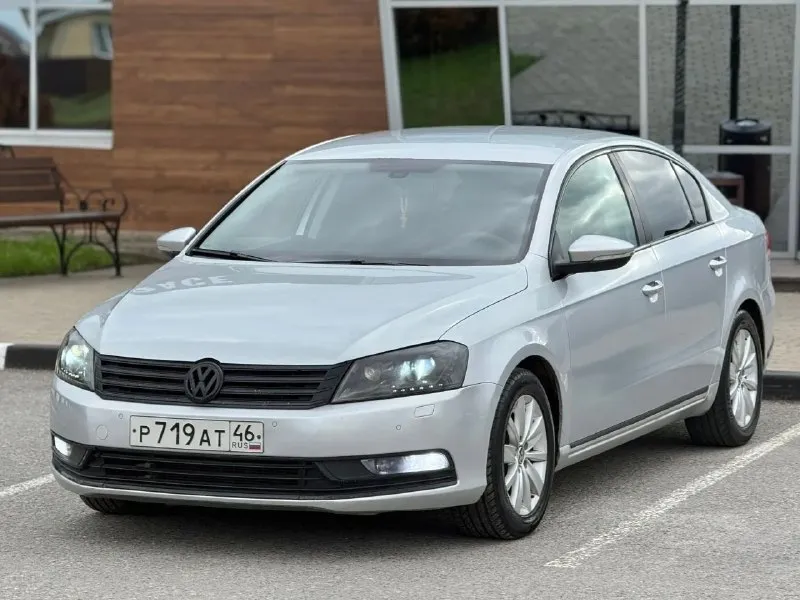 В продаже : volkswagen passat b7 1.8 tsi (мкпп) официал. приобретён в автосалоне 12.01.2013 г. весь период пробыл в курске (не питер и мск!) оригинальный птс, в одной семье более 5-и лет. безопасность на месте, без серьёзных дтп, все стёкла заводские. болячек «vag» по кузову нету. двигатель работает отлично, ошибок нету, сухой. вшит stage1, установлен даунпайп. произведена замена комплекта грм (цепей) и помпы 10.09.25. весной перетряхнута вся ходовая часть : рычаги, стойки и подушки двс, ступичные подшипники и рулевые наконечники. сцепление новое (sachs) есть климат, круиз, мультируль, подогревы всех сидений вкл задние, обогрев лобового и зеркал, доводчики окон, адаптивный свет, парктроники, датчики давления в шинах, навигация, “carplay“, отличная акустика и т. д. оптика родная, сделан антихром всех элементов включая отражатели. установлен автозапуск “pandora“, турботаймер. техосмотр пройден, авто готово к оформлению. цена : 880.000 рублей г макеевка +7(949)003-33-27 +7(979)028-27-27 - фотография - 1