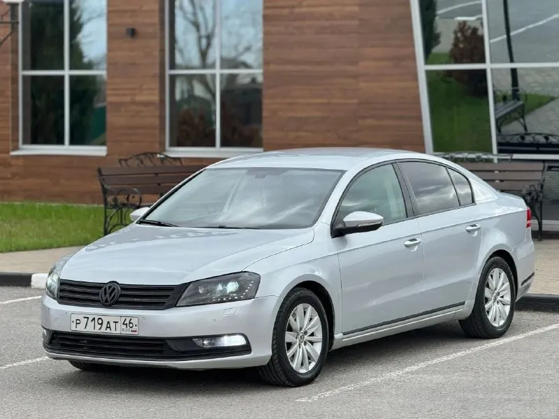 В продаже : volkswagen passat b7 1.8 tsi (мкпп) официал. приобретён в автосалоне 12.01.2013 г. весь период пробыл в курске (не питер и мск!) оригинальный птс, в одной семье более 5-и лет. безопасность на месте, без серьёзных дтп, все стёкла заводские. болячек «vag» по кузову нету. двигатель работает отлично, ошибок нету, сухой. вшит stage1, установлен даунпайп. произведена замена комплекта грм (цепей) и помпы 10.09.25. весной перетряхнута вся ходовая часть : рычаги, стойки и подушки двс, ступичные подшипники и рулевые наконечники. сцепление новое (sachs) есть климат, круиз, мультируль, подогревы всех сидений вкл задние, обогрев лобового и зеркал, доводчики окон, адаптивный свет, парктроники, датчики давления в шинах, навигация, “carplay“, отличная акустика и т. д. оптика родная, сделан антихром всех элементов включая отражатели. установлен автозапуск “pandora“, турботаймер. техосмотр пройден, авто готово к оформлению. цена : 880.000 рублей г макеевка +7(949)003-33-27 +7(979)028-27-27 - фотография - 2