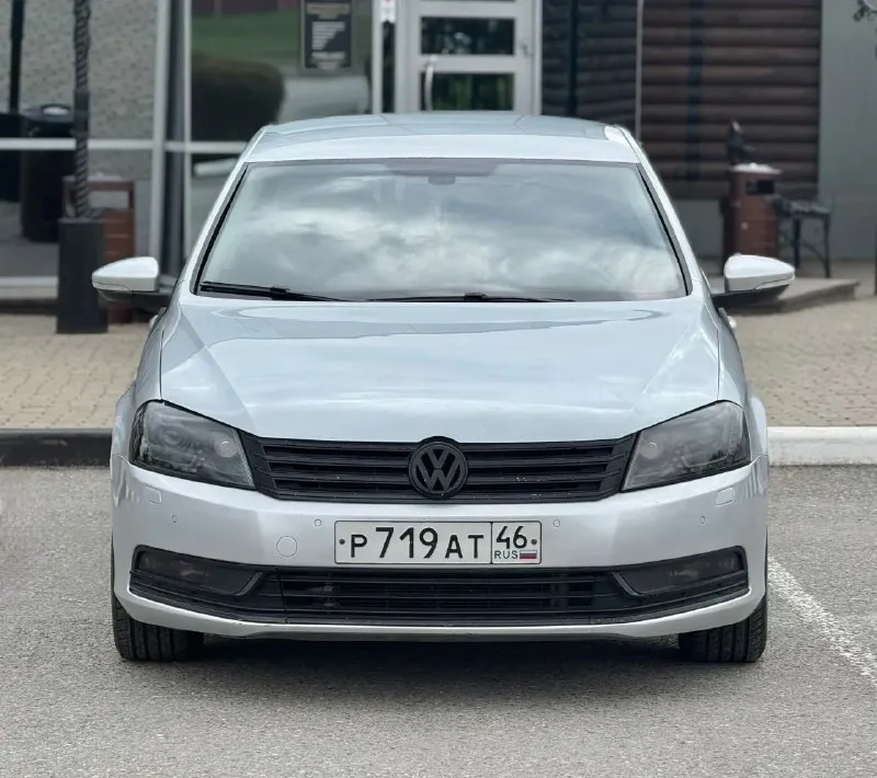 В продаже : volkswagen passat b7 1.8 tsi (мкпп) официал. приобретён в автосалоне 12.01.2013 г. весь период пробыл в курске (не питер и мск!) оригинальный птс, в одной семье более 5-и лет. безопасность на месте, без серьёзных дтп, все стёкла заводские. болячек «vag» по кузову нету. двигатель работает отлично, ошибок нету, сухой. вшит stage1, установлен даунпайп. произведена замена комплекта грм (цепей) и помпы 10.09.25. весной перетряхнута вся ходовая часть : рычаги, стойки и подушки двс, ступичные подшипники и рулевые наконечники. сцепление новое (sachs) есть климат, круиз, мультируль, подогревы всех сидений вкл задние, обогрев лобового и зеркал, доводчики окон, адаптивный свет, парктроники, датчики давления в шинах, навигация, “carplay“, отличная акустика и т. д. оптика родная, сделан антихром всех элементов включая отражатели. установлен автозапуск “pandora“, турботаймер. техосмотр пройден, авто готово к оформлению. цена : 880.000 рублей г макеевка +7(949)003-33-27 +7(979)028-27-27 - фотография - 3