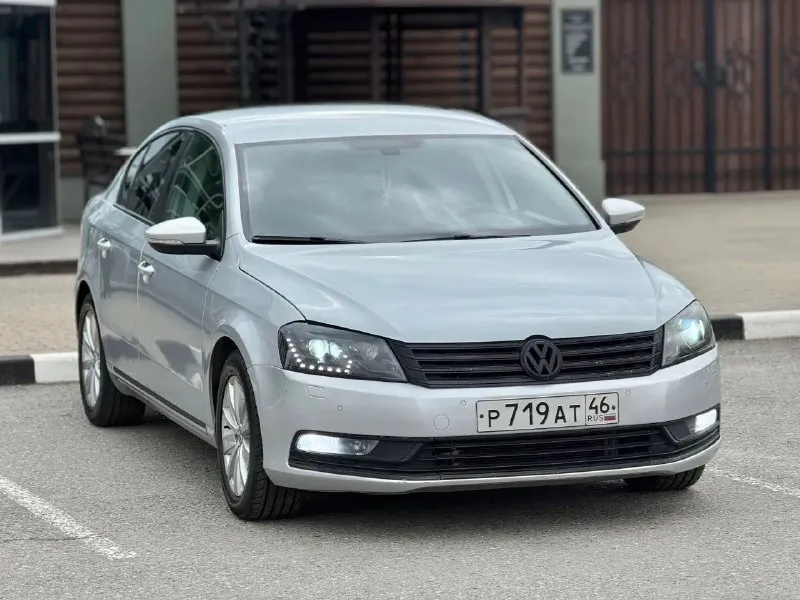 В продаже : volkswagen passat b7 1.8 tsi (мкпп) официал. приобретён в автосалоне 12.01.2013 г. весь период пробыл в курске (не питер и мск!) оригинальный птс, в одной семье более 5-и лет. безопасность на месте, без серьёзных дтп, все стёкла заводские. болячек «vag» по кузову нету. двигатель работает отлично, ошибок нету, сухой. вшит stage1, установлен даунпайп. произведена замена комплекта грм (цепей) и помпы 10.09.25. весной перетряхнута вся ходовая часть : рычаги, стойки и подушки двс, ступичные подшипники и рулевые наконечники. сцепление новое (sachs) есть климат, круиз, мультируль, подогревы всех сидений вкл задние, обогрев лобового и зеркал, доводчики окон, адаптивный свет, парктроники, датчики давления в шинах, навигация, “carplay“, отличная акустика и т. д. оптика родная, сделан антихром всех элементов включая отражатели. установлен автозапуск “pandora“, турботаймер. техосмотр пройден, авто готово к оформлению. цена : 880.000 рублей г макеевка +7(949)003-33-27 +7(979)028-27-27 - фотография - 4