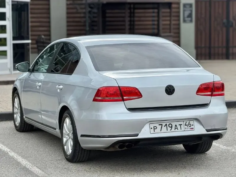 В продаже : volkswagen passat b7 1.8 tsi (мкпп) официал. приобретён в автосалоне 12.01.2013 г. весь период пробыл в курске (не питер и мск!) оригинальный птс, в одной семье более 5-и лет. безопасность на месте, без серьёзных дтп, все стёкла заводские. болячек «vag» по кузову нету. двигатель работает отлично, ошибок нету, сухой. вшит stage1, установлен даунпайп. произведена замена комплекта грм (цепей) и помпы 10.09.25. весной перетряхнута вся ходовая часть : рычаги, стойки и подушки двс, ступичные подшипники и рулевые наконечники. сцепление новое (sachs) есть климат, круиз, мультируль, подогревы всех сидений вкл задние, обогрев лобового и зеркал, доводчики окон, адаптивный свет, парктроники, датчики давления в шинах, навигация, “carplay“, отличная акустика и т. д. оптика родная, сделан антихром всех элементов включая отражатели. установлен автозапуск “pandora“, турботаймер. техосмотр пройден, авто готово к оформлению. цена : 880.000 рублей г макеевка +7(949)003-33-27 +7(979)028-27-27 - фотография - 5