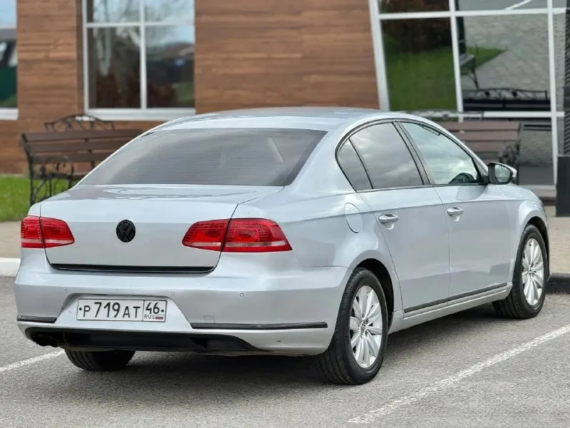 В продаже : volkswagen passat b7 1.8 tsi (мкпп) официал. приобретён в автосалоне 12.01.2013 г. весь период пробыл в курске (не питер и мск!) оригинальный птс, в одной семье более 5-и лет. безопасность на месте, без серьёзных дтп, все стёкла заводские. болячек «vag» по кузову нету. двигатель работает отлично, ошибок нету, сухой. вшит stage1, установлен даунпайп. произведена замена комплекта грм (цепей) и помпы 10.09.25. весной перетряхнута вся ходовая часть : рычаги, стойки и подушки двс, ступичные подшипники и рулевые наконечники. сцепление новое (sachs) есть климат, круиз, мультируль, подогревы всех сидений вкл задние, обогрев лобового и зеркал, доводчики окон, адаптивный свет, парктроники, датчики давления в шинах, навигация, “carplay“, отличная акустика и т. д. оптика родная, сделан антихром всех элементов включая отражатели. установлен автозапуск “pandora“, турботаймер. техосмотр пройден, авто готово к оформлению. цена : 880.000 рублей г макеевка +7(949)003-33-27 +7(979)028-27-27 - фотография - 6