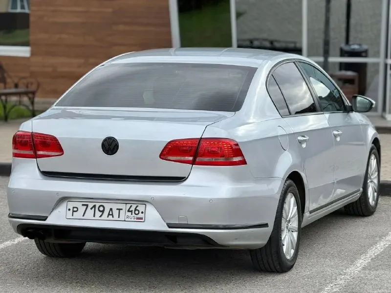 В продаже : volkswagen passat b7 1.8 tsi (мкпп) официал. приобретён в автосалоне 12.01.2013 г. весь период пробыл в курске (не питер и мск!) оригинальный птс, в одной семье более 5-и лет. безопасность на месте, без серьёзных дтп, все стёкла заводские. болячек «vag» по кузову нету. двигатель работает отлично, ошибок нету, сухой. вшит stage1, установлен даунпайп. произведена замена комплекта грм (цепей) и помпы 10.09.25. весной перетряхнута вся ходовая часть : рычаги, стойки и подушки двс, ступичные подшипники и рулевые наконечники. сцепление новое (sachs) есть климат, круиз, мультируль, подогревы всех сидений вкл задние, обогрев лобового и зеркал, доводчики окон, адаптивный свет, парктроники, датчики давления в шинах, навигация, “carplay“, отличная акустика и т. д. оптика родная, сделан антихром всех элементов включая отражатели. установлен автозапуск “pandora“, турботаймер. техосмотр пройден, авто готово к оформлению. цена : 880.000 рублей г макеевка +7(949)003-33-27 +7(979)028-27-27 - фотография - 7