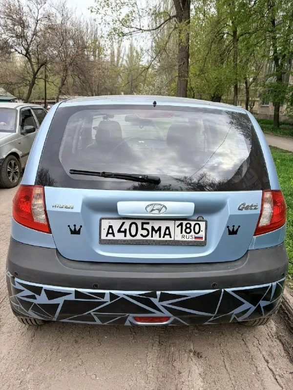 Продам гетц 2008 г. 159 тыс пробег. автомат 1.4. машина полностью обслужена, вложений не требует. замена масла в двигателе, замена масла в акпп, замена бензонасоса, замена датчика коленвала, замена наконечников, замена всех ремней, замена передних колодок, новые чехлы в салоне, два комплекта резины, летняя новая, сигнализация с обратной связью центурион, электрорегулировка зеркал, подогрев передних сидений, климат контроль, 4 стеклоподъёмника, парктроники, камера видеонаблюдения. без ржавчины, жуков и. т. д, кузов хорошем состоянии. 2 комплекта резины. документы все в порядке. оформление в мрэо, без проблем с моим присутствием, техосмотр пройден✅. я собственник осмотр донецк +79493940701 📞 🇷🇺 звоните: +79493940701 - фотография - 2